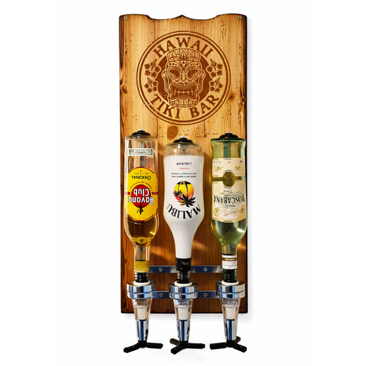 Wandhalterung aus Holz mit Lasergravur für drei Spirituosenflaschen, Tiki Bar Motiv
