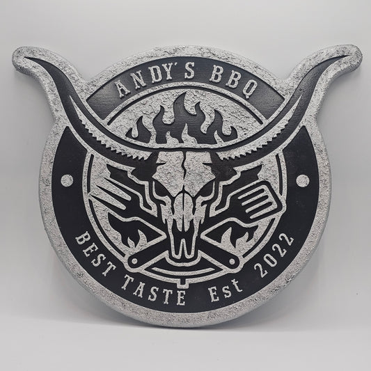 Personalisierte BBQ Wanddeko aus Holz mit Stierkopf, Grillbesteck und Flammenmotiv.