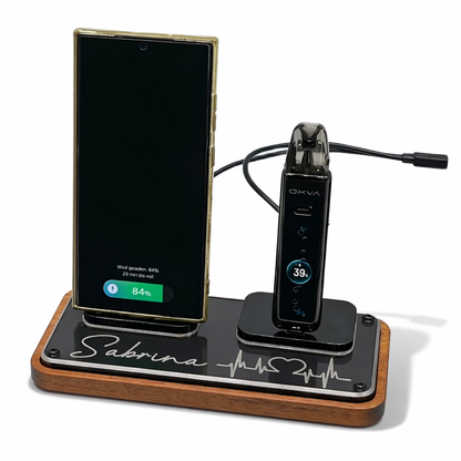 Personalisierte Ladestation aus Holz mit Gravur, Smartphone und E-Zigarette stehend
