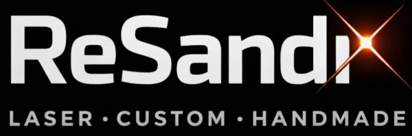 ReSandi Logo mit weißem Text auf schwarzem Hintergrund, Laser Custom Handmade, Lichtstrahl-Effekt