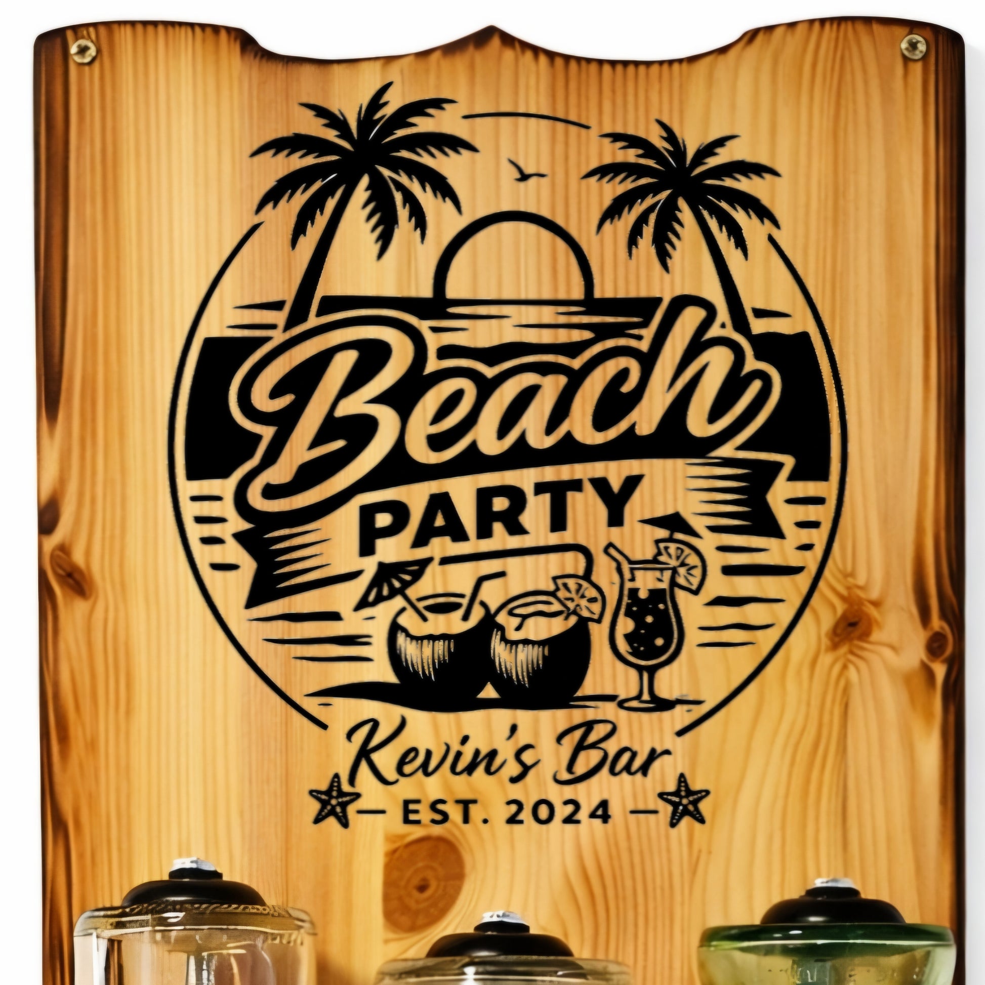 Lasergraviertes Holzschild mit Beach-Party-Motiv, Palmen, Cocktails und personalisiertem Text.
