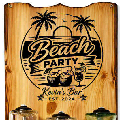 Lasergraviertes Holzschild mit Beach-Party-Motiv, Palmen, Cocktails und personalisiertem Text.