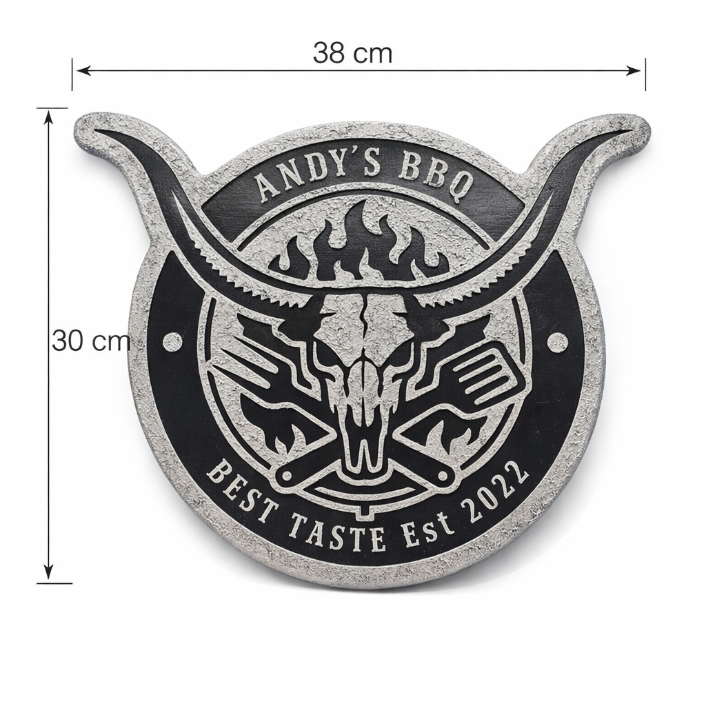 Personalisierte Grill-Dekoration aus Stein mit BBQ-Design, Kuhschädel, Gabel und Flamme, 38x30 cm