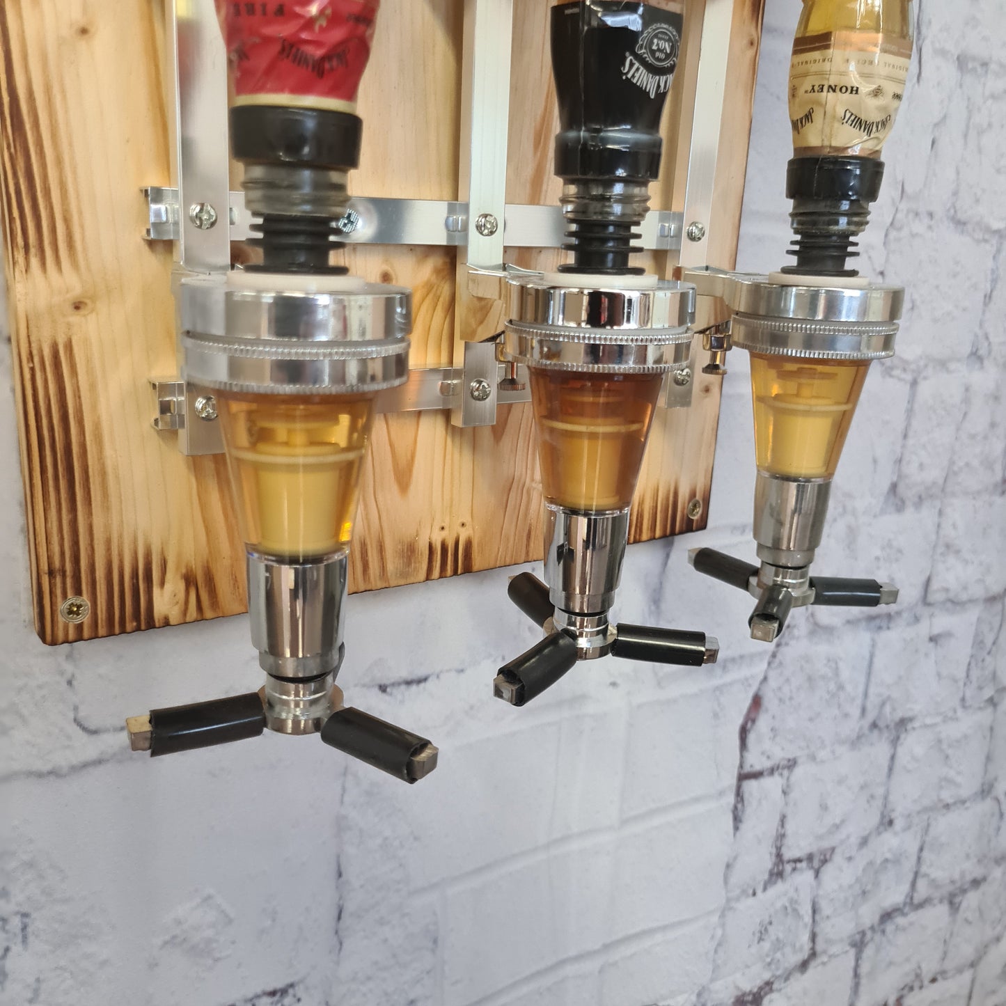 Wandmontierter Flaschenhalter aus Holz mit drei Spirituosen-Ausgießern, Barzubehör