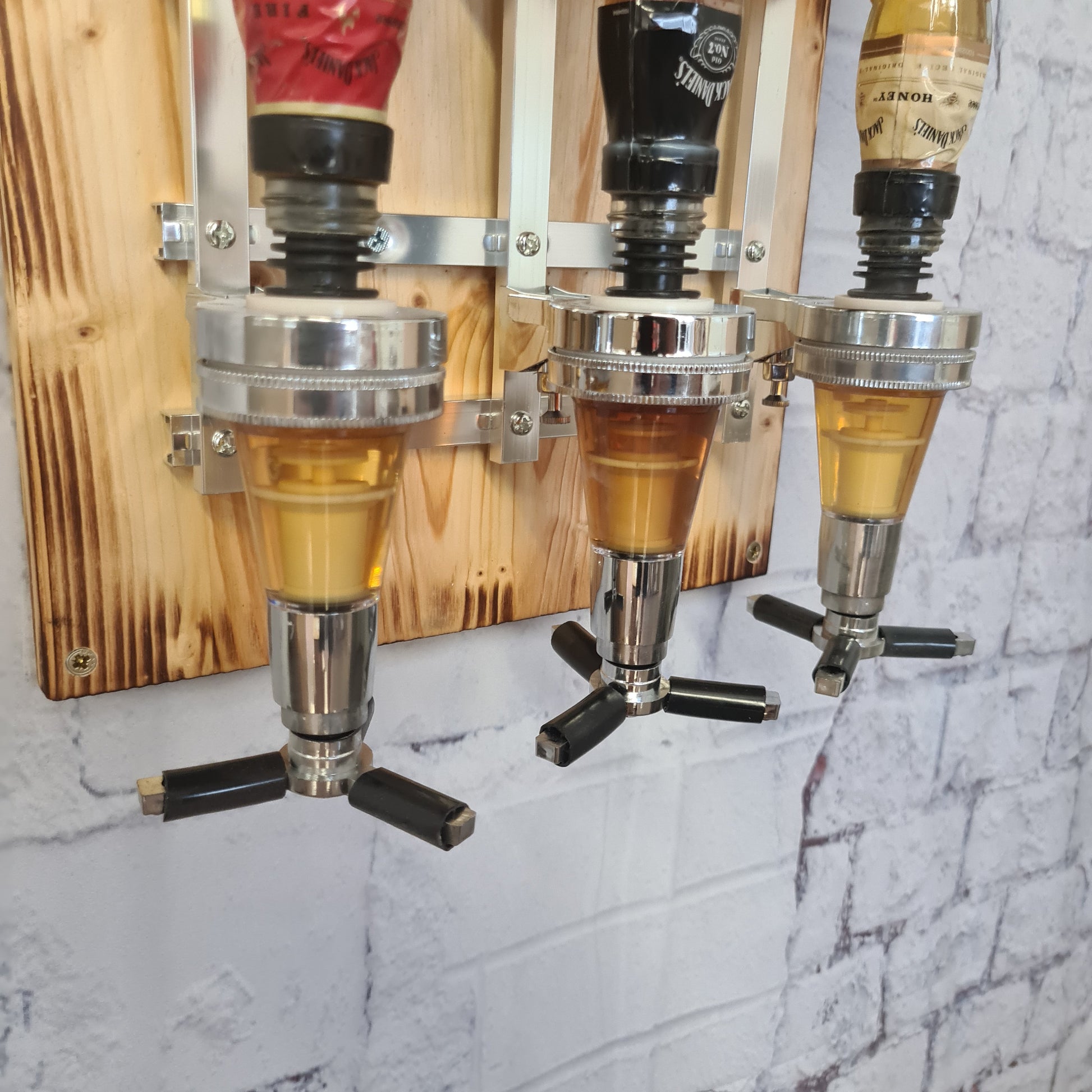 Wandmontierter Flaschenhalter aus Holz mit drei Spirituosen-Ausgießern, Barzubehör