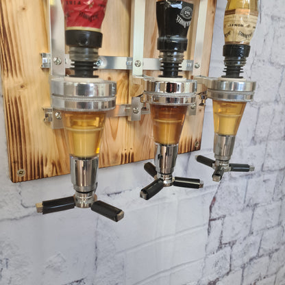 Wandmontierter Flaschenhalter aus Holz mit drei Spirituosen-Ausgießern, Barzubehör