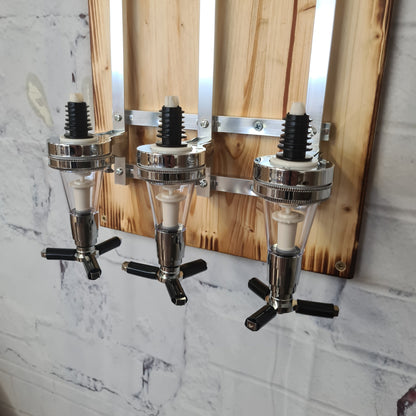 Wandhalterung aus Holz mit drei verchromten Spirituosenspendern, modern rustikal