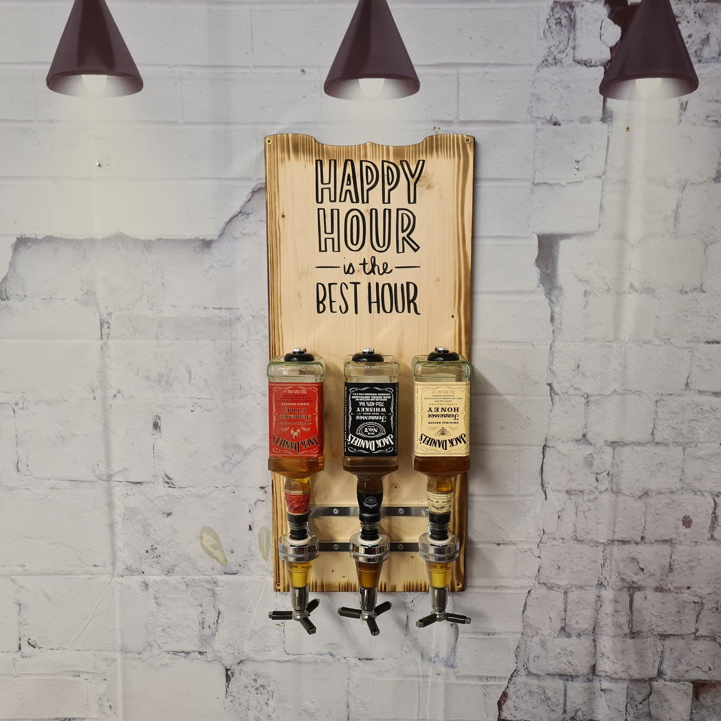 Wandmontierter Flaschenhalter aus Holz mit Gravur 'Happy Hour', drei Whiskeyflaschen