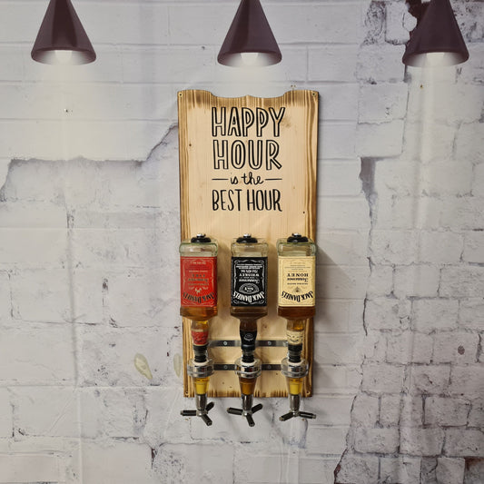 Wandmontierter Flaschenhalter aus Holz mit Gravur 'Happy Hour', drei Whiskeyflaschen
