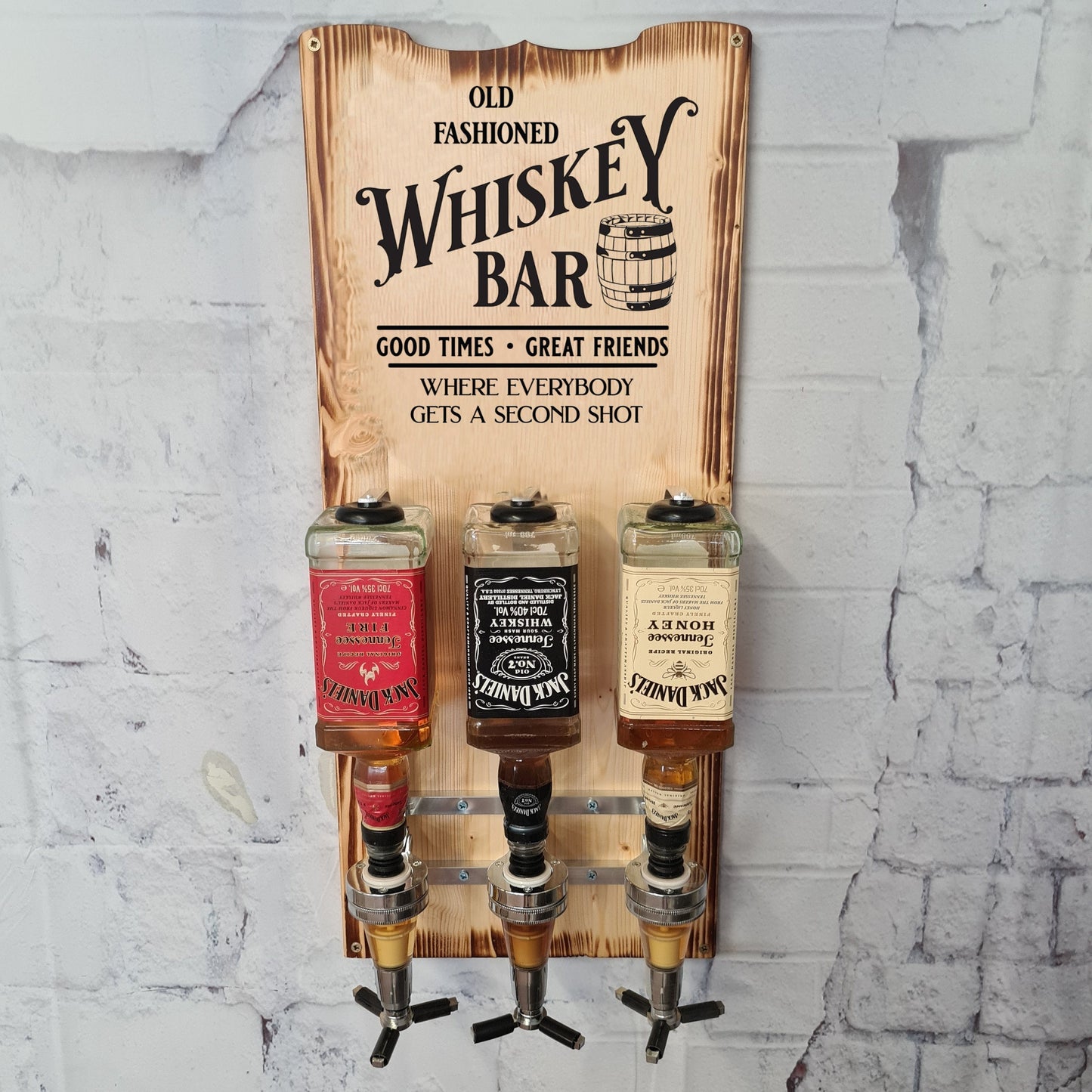 Wandmontierte Holz-Whiskeybar mit drei Jack Daniel’s-Flaschen und Gravur