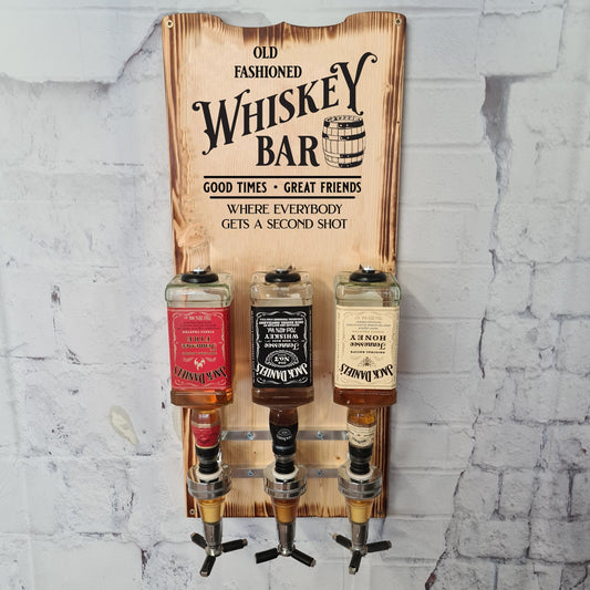Wandmontierte Holz-Whiskeybar mit drei Jack Daniel’s-Flaschen und Gravur