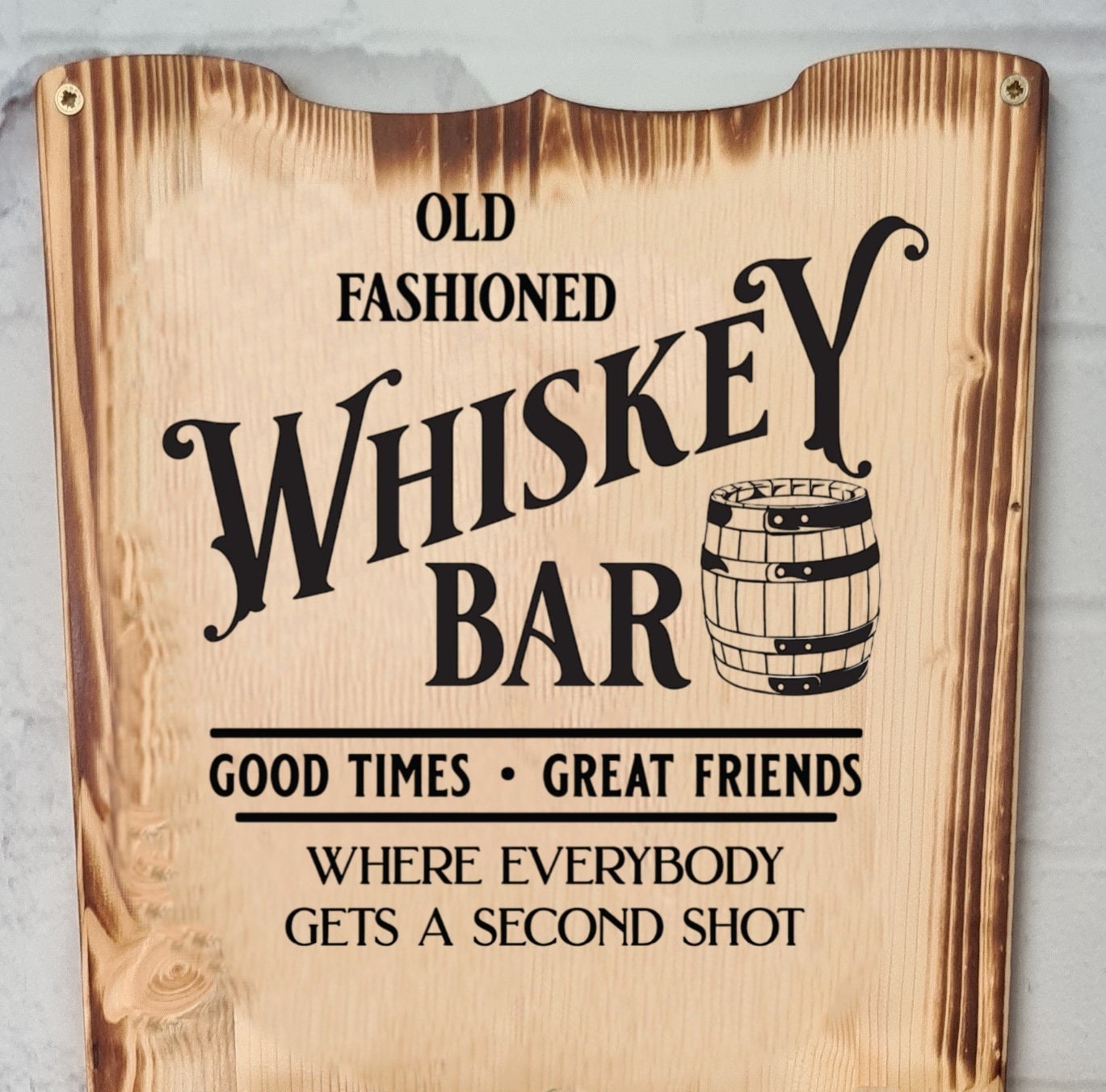 Rustikales Holzschild mit Whiskey Bar Gravur und Fass Motiv, Geschenkidee für Bar Deko