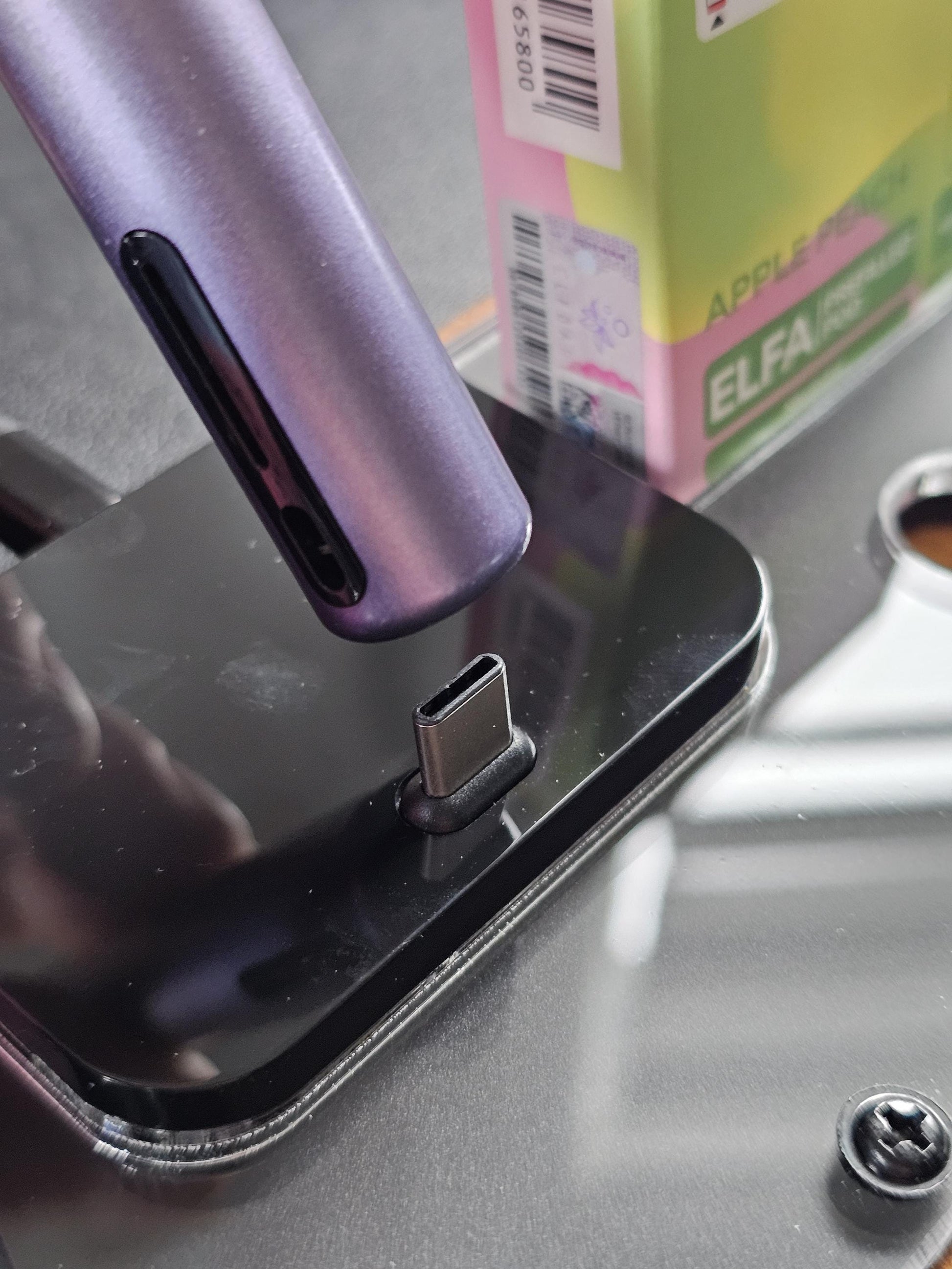 Nahaufnahme einer USB-C-Ladestation mit lila Gerät zum Aufladen, modernem Design