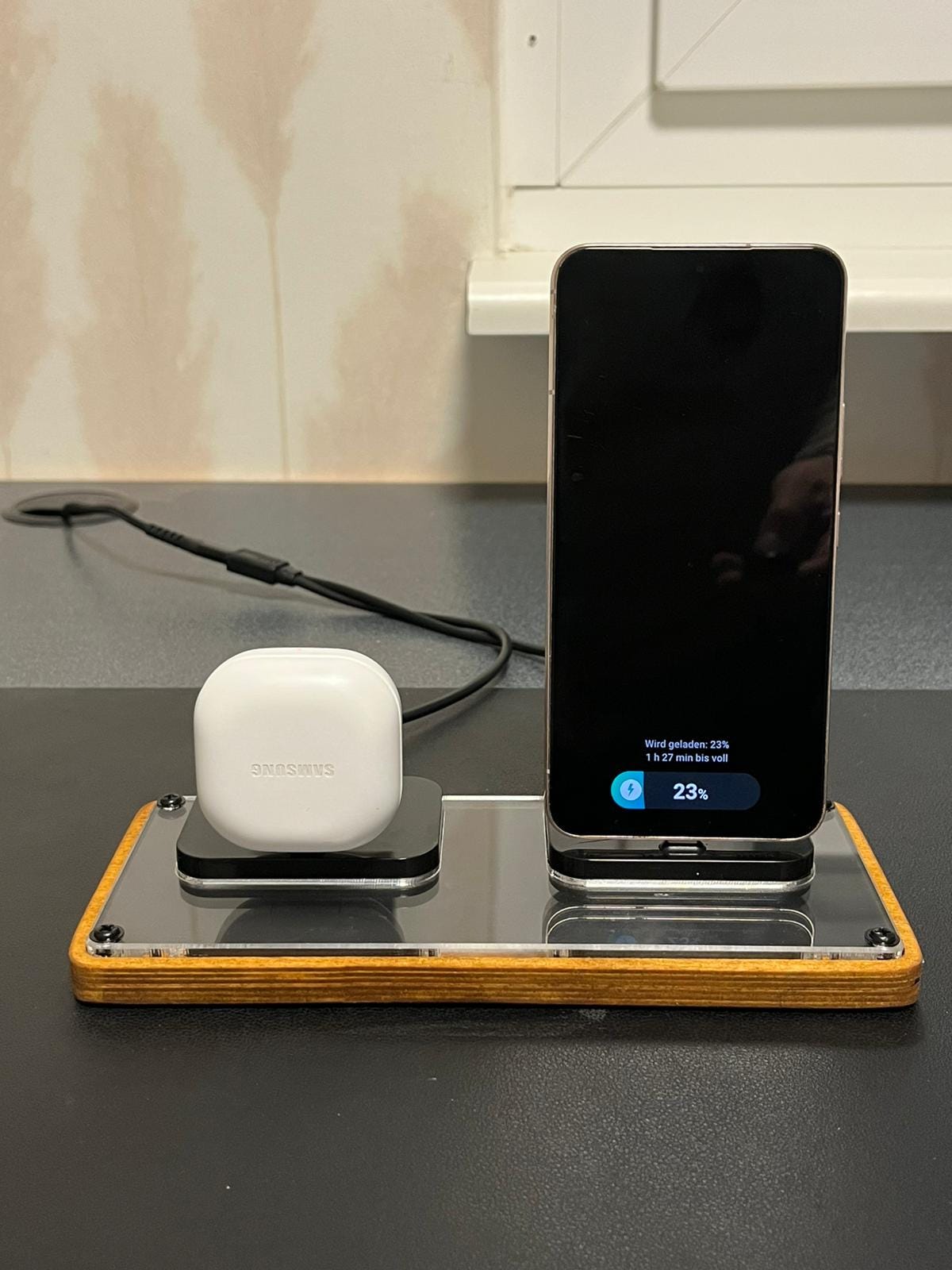 Elegante Ladestation mit Holzrahmen, lädt Smartphone und Samsung Kopfhörer gleichzeitig
