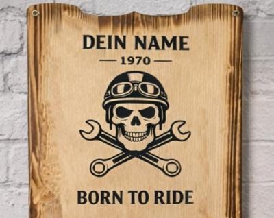 Personalisierte Holztafel mit Totenkopf, Motorradhelm und gekreuzten Schraubenschlüsseln graviert
