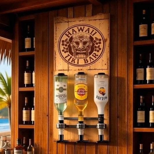 Holzschild Hawaii Tiki Bar mit graviertem Tiki-Gesicht, Barspirituosen-Spender an Holzwand