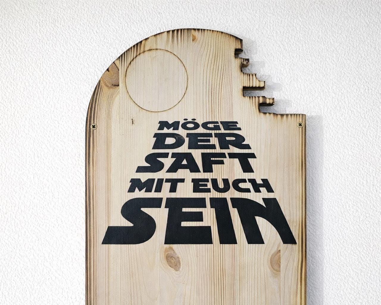 Holz Schneidebrett mit Lasergravur Text 'Möge der Saft mit euch sein', lustiges Geschenk.