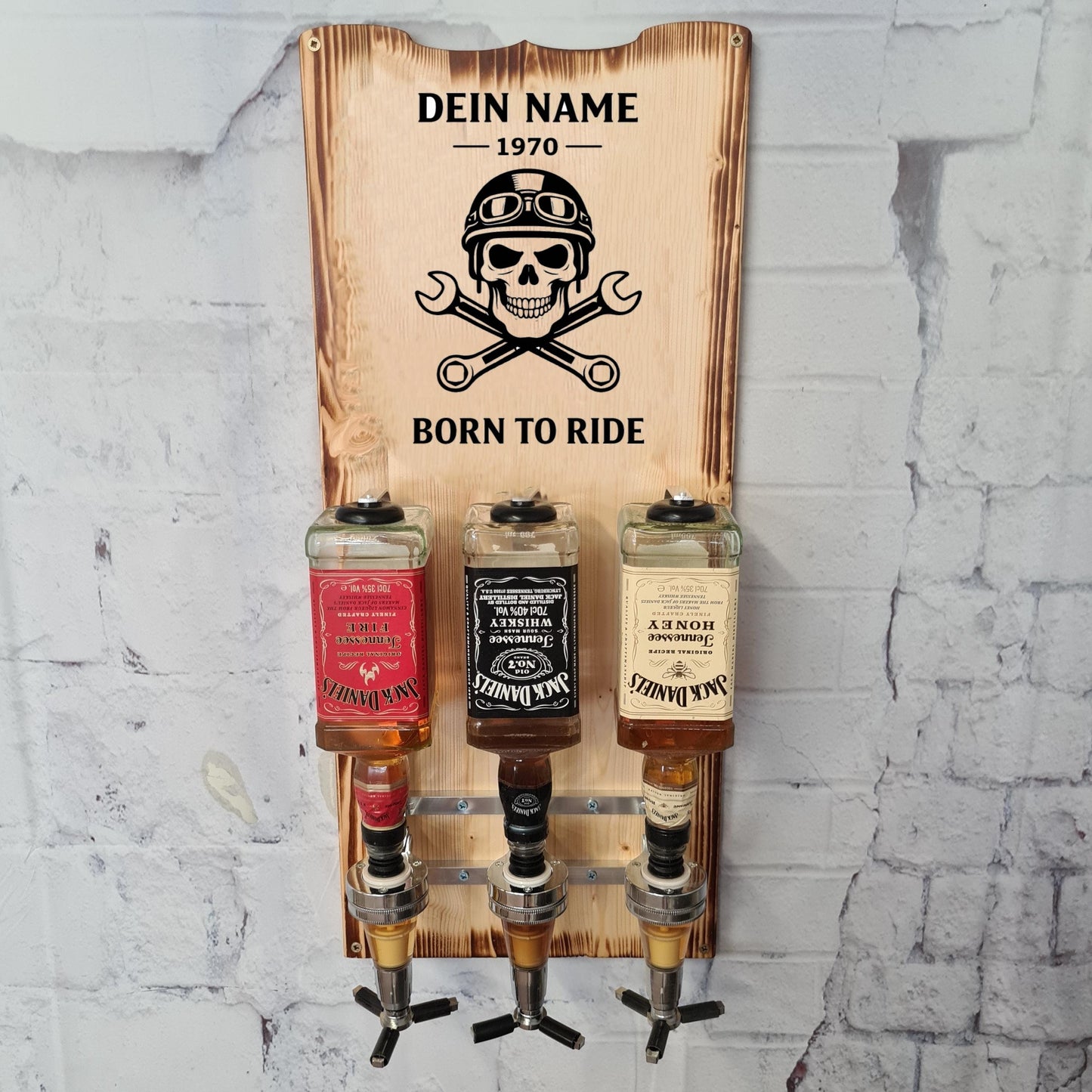 Personalisierter Whisky Wandspender aus Holz mit Gravur, drei Jack Daniels Flaschen, Motorrad-Design