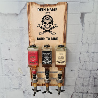 Personalisierter Whisky Wandspender aus Holz mit Gravur, drei Jack Daniels Flaschen, Motorrad-Design