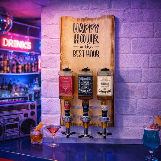 Personalisierte Holz-Wandhalterung mit Flaschenspendern und Gravur in moderner Bar