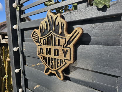 Personalisierte Holz-Gravurschild Grill Andy Master mit Flammen und Grillbesteck, Garten Deko