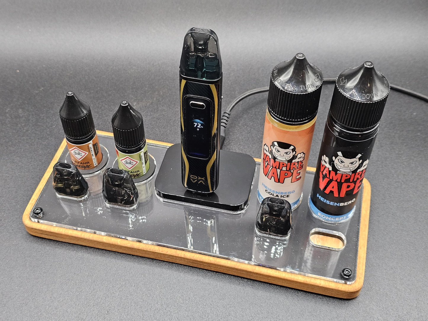 Organizer für E-Liquid Flaschen und E-Zigarette aus Holz und Acryl, stilvoll aufgestellt
