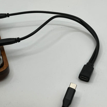 Schwarzes USB-C-Kabeladapter auf hellem Untergrund, Anschlussdetails sichtbar