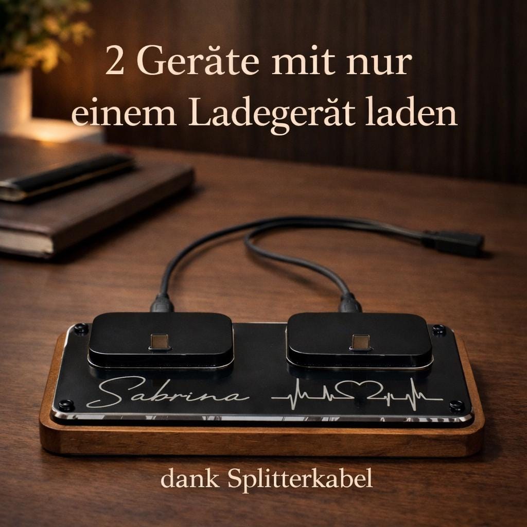 Personalisierte Ladestation für zwei Geräte mit Splitterkabel auf Holzschreibtisch