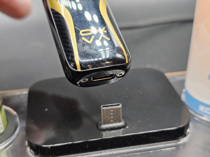 Nahaufnahme eines elektronischen Geräts mit USB-C-Anschluss auf Ladestation