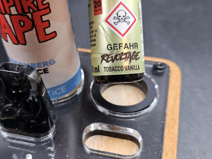 E-Liquid Flasche mit Warnsymbol, Aufschrift 'REVOLTAGE', Geschmack Tobacco Vanilla, Dampfer-Zubehör