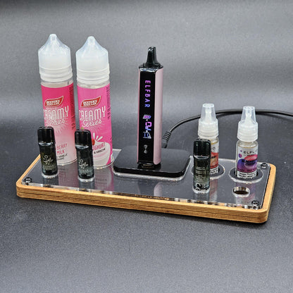 Eleganter Halter für E-Liquids, Vape-Gerät und Zubehör aus Holz und Acryl, organisiert aufgestellt.