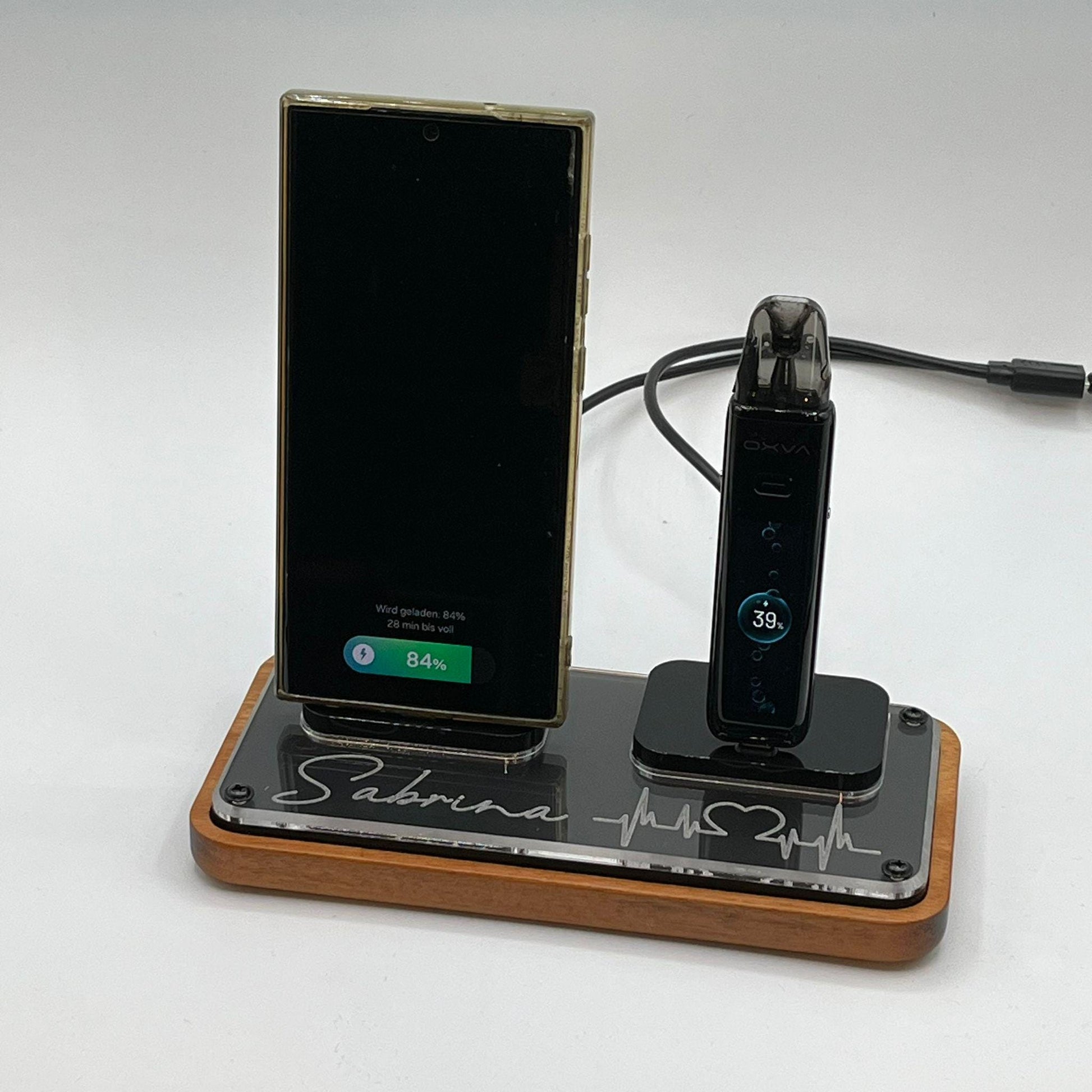 Personalisierte Handy Ladestation aus Holz mit Gravur und zwei elektronischen Geräten