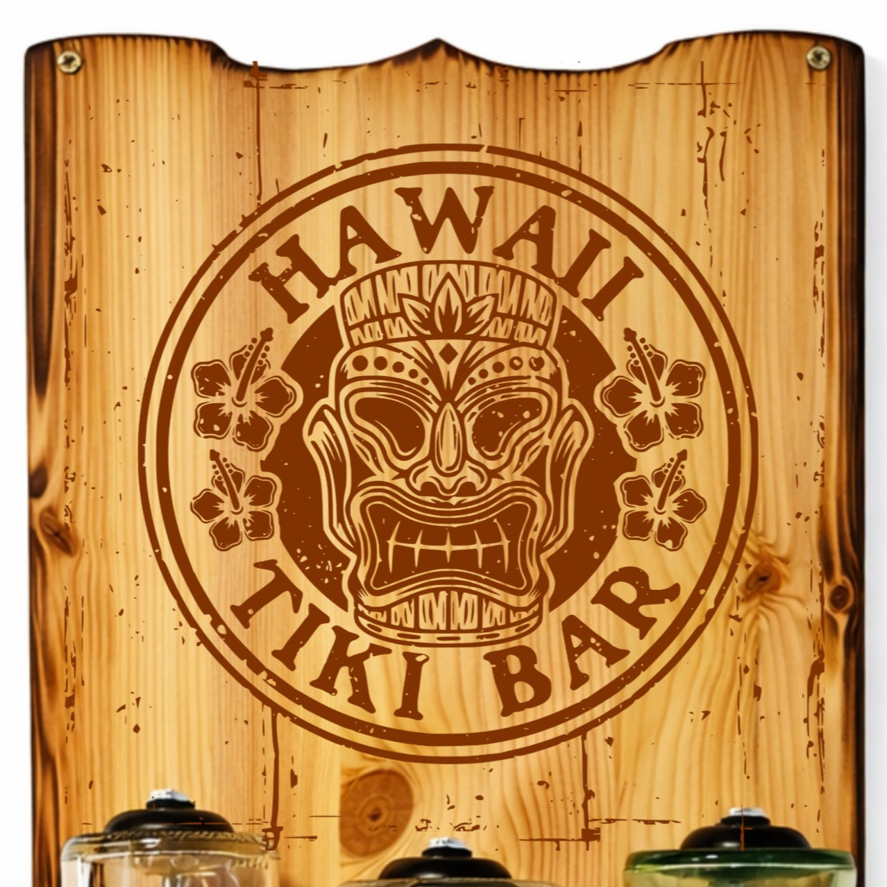 Holzschild mit Tiki-Maske, Hibiskusblüten und Gravur 'Hawaii Tiki Bar' im tropischen Design